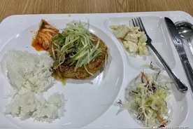 在韩留学生晒食堂“咸菜”三餐，清汤寡水全是泡菜，网友：没食欲图片