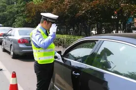 汽车将后排座椅放倒当床睡，算不算违章？交警给出明确答案图片