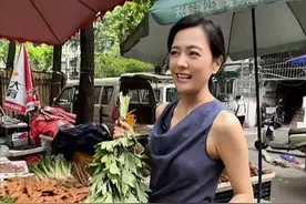 46岁前湖南一姐，素颜逛菜市场，挂端午节艾草，别墅院子曝光图片