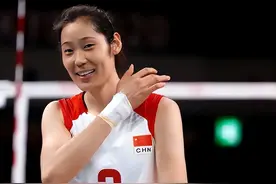 女排朱婷恋情曝光？两人赛场甜蜜互动，男方身材高挑长相帅气图片