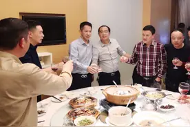 陪领导参加酒局：一定要明白“这4个暗语”，早知道早升职！图片