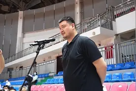 姚明42岁生日，体型臃肿，2米26体重400斤，健康拉响警报图片