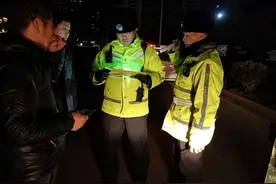 五菱收到超速195罚单，车主甩出车钥匙问交警：能飙到195车送给你图片