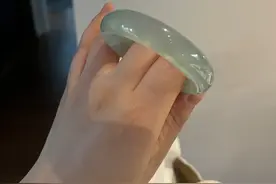 今天突然翻到婆婆送我的镯子 原来这么好看啊图片