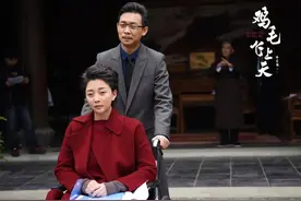 44岁殷桃与张译酒店前热情相拥！疑张译妻子罕见露面，就在旁边看图片