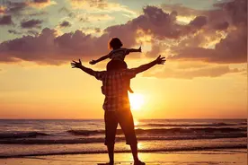 女儿22岁仍和父亲同床睡，一组亲密照片曝光，妈妈采取措施图片