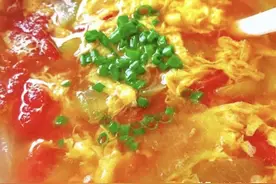 教你西红柿鸡蛋汤的家常做法，口感滑嫩，营养丰富，一大碗不够喝图片