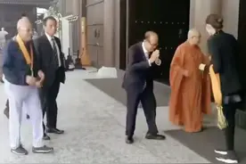 曝96岁李嘉诚连夜失眠，亲自赶赴寺庙诵经祈福！周凯旋没陪伴左右图片