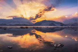 震撼！江苏连云港海边的丁达尔日出图片