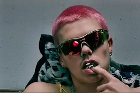 贝克汉姆17岁儿子与初恋女友分手，两人在母亲撮合下交往18个月图片