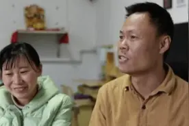 姑娘为追爱摔成瘫痪，相恋3月男友许诺不离不弃，还悉心照顾13年图片
