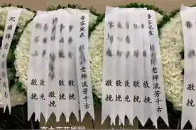 花圈上挽联：哀悼逝去之人的对联内容该怎么写图片