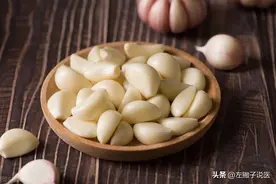 58岁男子坚持每天生吃大蒜杀菌、抗肿瘤，3个月后健康情况如何？图片