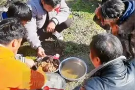 凉山“蹲地就餐”何以被认为是陋习？图片