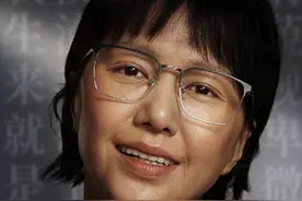 39岁谭维维饰演“奇迹校长”张桂梅，戴眼镜双手缠满胶带，薛凯琪齐溪为她打气图片