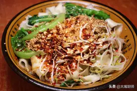 面条不能开水下锅煮，面馆老板教你一招，根根爽滑筋道，不粘不坨图片