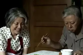 年老的德华被亚菲接回家，看似是团圆，实则暴露了人性的弱点图片