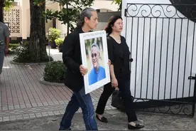 一路走好！香港知名老戏骨今日正式出殡，儿子满头白发一脸哀伤图片