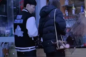 徐杰约会相约烧烤摊！女友穿着时尚长相清纯，曾弹钢琴独奏小星星图片