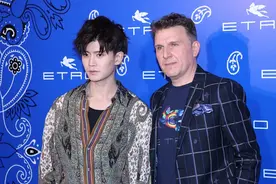 “奶爸”任嘉伦的颜值真高，怼脸拍都没在怕的，穿花衬衫雅痞十足图片