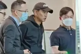 67岁任达华中山买房，打扮低调驼背像小老头，面色惨白引热议图片