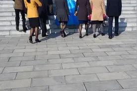 朝鲜街头丝袜店多了，年轻人喜欢去咖啡馆？图片