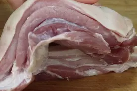 买猪肉要注意，选上五花还是下五花？区别很大，看完别买错了图片