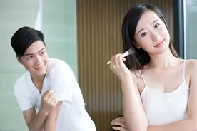 闺蜜在我出差的时候约我丈夫去她家喝酒，显然：醉翁之意不在酒图片