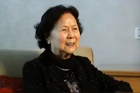 导演杨洁40岁带3孩子嫁26岁男友，在她去世之后，男友过的咋样？图片