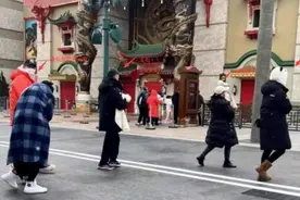 网友偶遇王石携妻女出游，娇妻小自己30岁，抛妻弃子重组幸福家庭图片