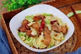 炒包菜时，谁还直接下锅炒？牢记1个小窍门，包菜又香又脆不出水图片