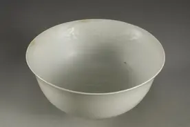 观文脉·近观深圳国宝 | 卵白釉“枢府”铭印花碗：王朝粗糙，瓷器精美图片