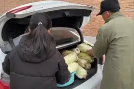 女子初二回娘家，返程时后备厢被塞300斤特产，父亲：回来一趟不容易，要多装点图片