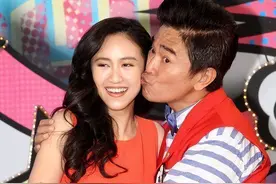 嘴对嘴接吻，当众强吻30岁女儿，没边界感的明星父母有多离谱？图片