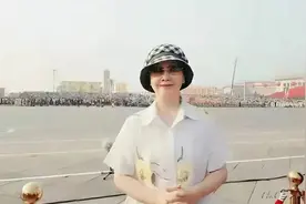 李谷一终于摘掉假发，77岁从容老去更耐看，满头白发还是很有气质图片