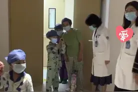 11岁哥哥捐髓救弟弟成功后紧紧相拥图片