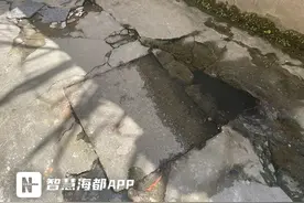 福州一老旧小区化粪池管道堵塞，污水四溢！谁来管？图片