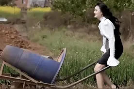 网红唐小鱼穿高开叉紧身裙，举手伸腰被嘲辣眼睛，网友：迟早被封图片