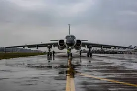 美媒：解放军16架轰炸机群反航母演练，96枚导弹实现超饱和打击图片