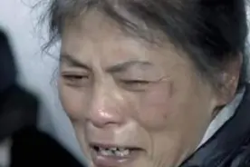 2015年湖南女大学生因爱精神失常，竟为50岁流浪汉生子，母亲崩溃图片