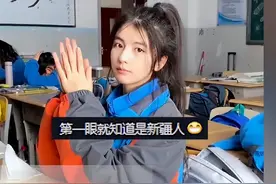 一女高中生因“高颜值”走红，满脸清纯，网友：别让王校长看见图片