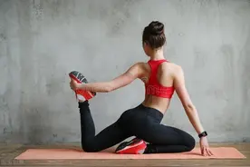 九个瑜伽动作强化背部和腰腹力量，让肩背变薄、小腹平坦气质提升图片