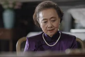 72岁黄梅莹真是优雅到老，体态优雅，穿衣体面，短发精致，羡慕了图片