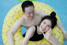 44岁杨谨华和老公游泳，共用一个游泳圈，靠富豪老公身上秀恩爱图片