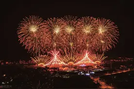 大妈第一次放“加特林”烟花犹如上战场，玩出游击战大片既视感图片