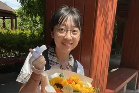 厉害！右手摔伤，青岛女生左手完成高考！图片