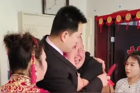 姐姐出嫁，弟弟心中不舍扑姐夫怀里嚎啕大哭，姐姐一句话逗乐众人：你姐30岁不嫁就砸手里去了图片