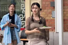 路人镜头下的沈梦辰和林允，治好了我的“容貌焦虑”！图片