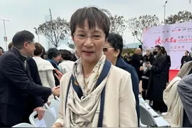 金庸71岁遗孀林乐怡罕露脸，打扮贵气不失优雅，作风低调不愿拍照图片