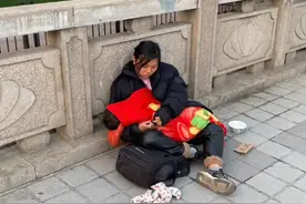 丈夫家暴不给生活费，26岁远嫁妈妈带着孩子街头求助，泪流满面图片